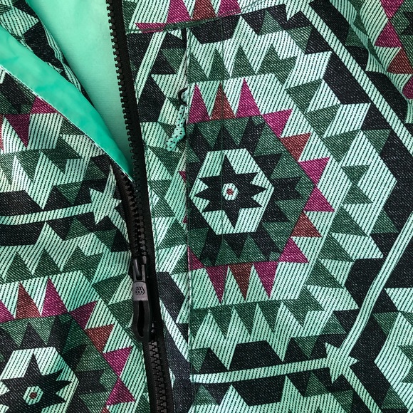 Women’s almost new ski/board jacket - Picture 4 of 8